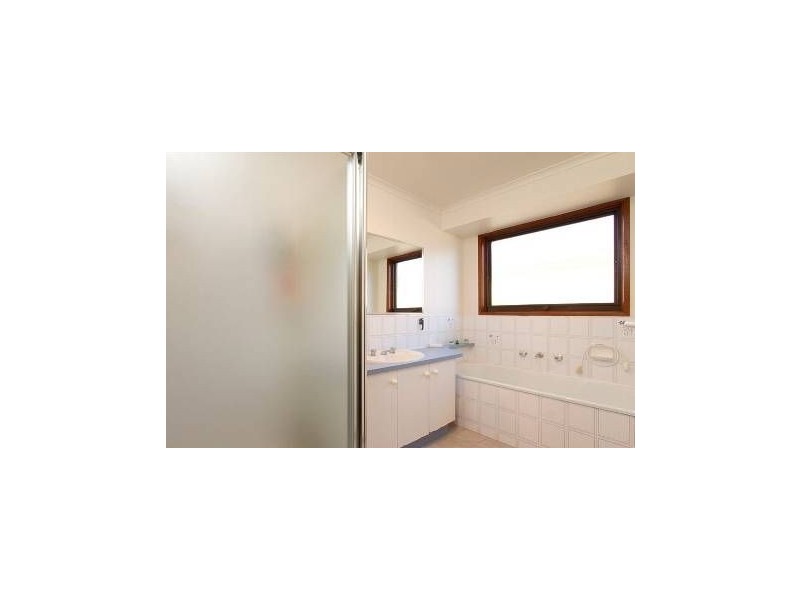 8 Sapphire Drive, Hampton Park VIC 3976