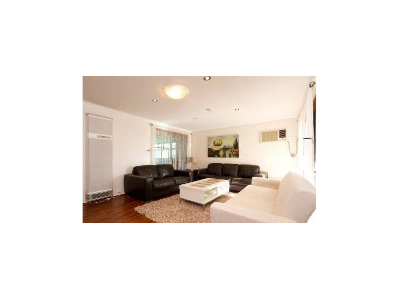 8 Sapphire Drive, Hampton Park VIC 3976