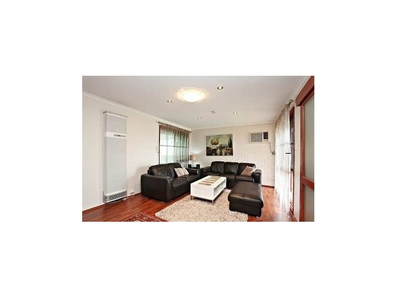 8 Sapphire Drive, Hampton Park VIC 3976