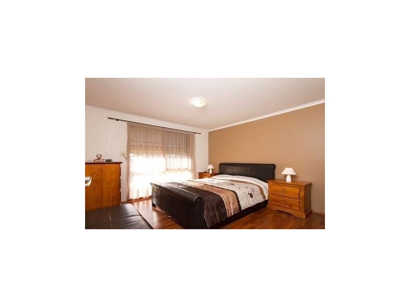 8 Sapphire Drive, Hampton Park VIC 3976