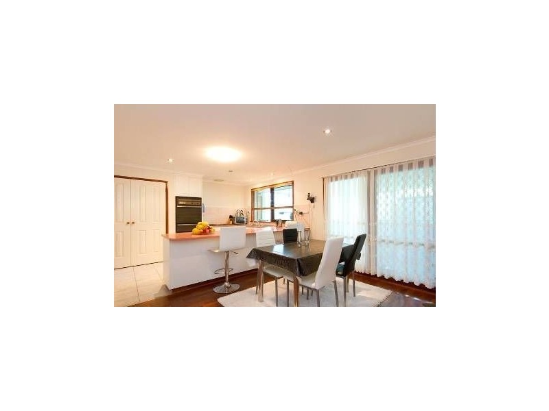 8 Sapphire Drive, Hampton Park VIC 3976