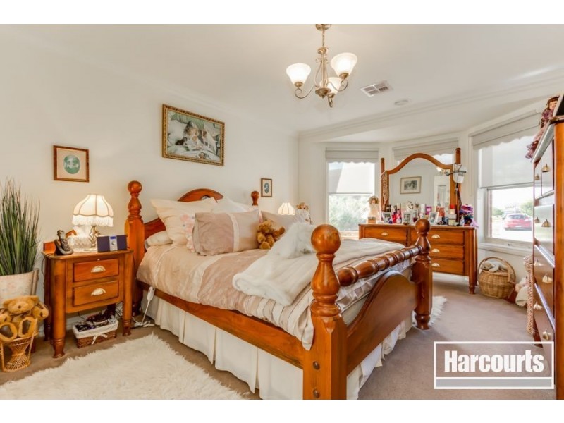 9 Peisley Crescent, Cranbourne East VIC 3977