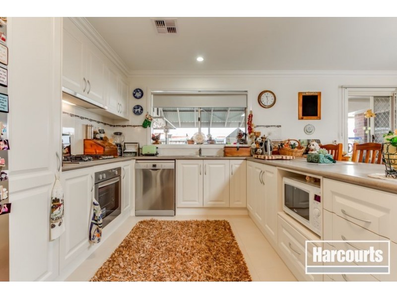9 Peisley Crescent, Cranbourne East VIC 3977