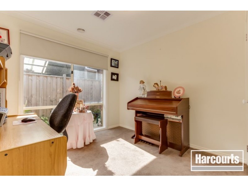 9 Peisley Crescent, Cranbourne East VIC 3977