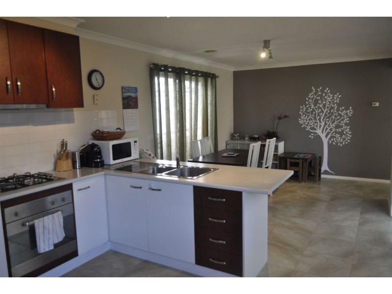 1 Calais circuit, Cranbourne West VIC 3977