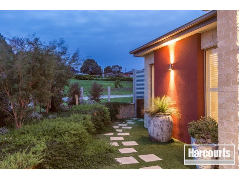 39 Bushlark Court, Berwick VIC 3806