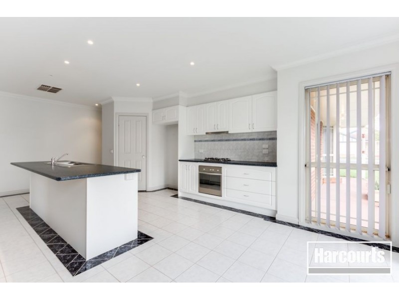 24 Hunt Club Boulevard, Cranbourne East VIC 3977