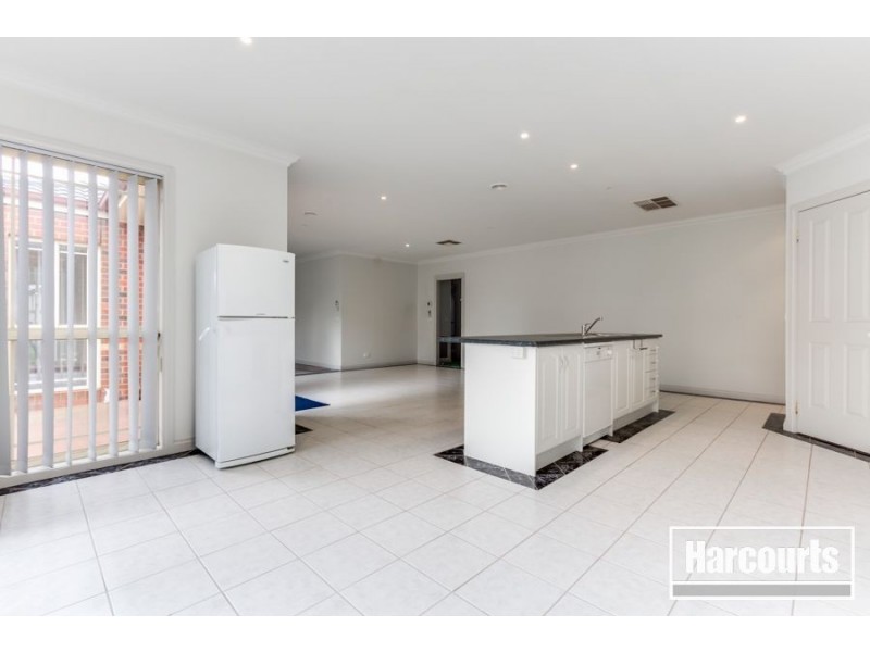 24 Hunt Club Boulevard, Cranbourne East VIC 3977
