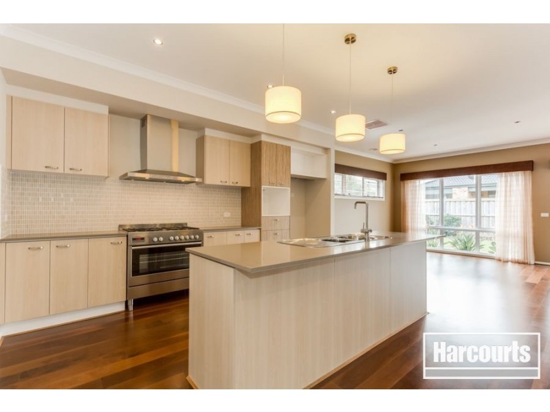 32 Mountainview Boulevard, Cranbourne VIC 3977