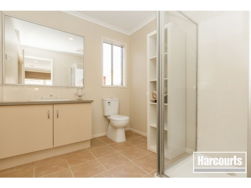 16 Gatehouse Parade, Cranbourne East VIC 3977