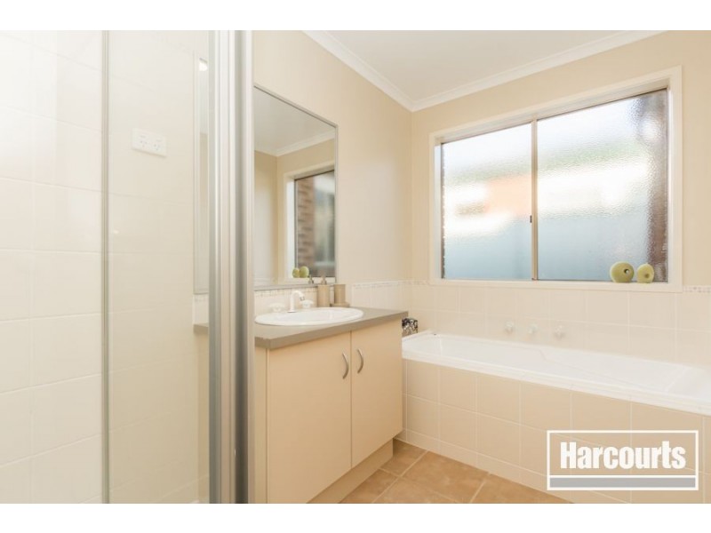 16 Gatehouse Parade, Cranbourne East VIC 3977