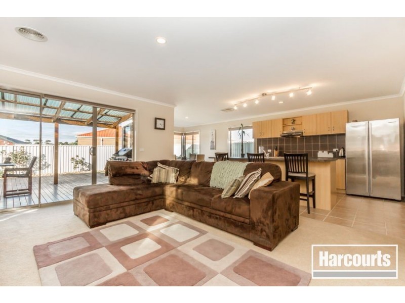 16 Gatehouse Parade, Cranbourne East VIC 3977