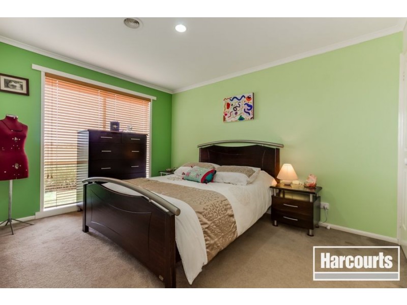 15 Staunton Walk, Cranbourne East VIC 3977