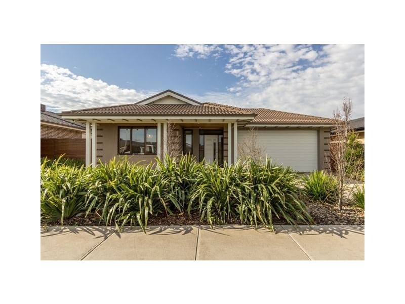 32 Mountainview Blvd, Cranbourne VIC 3977