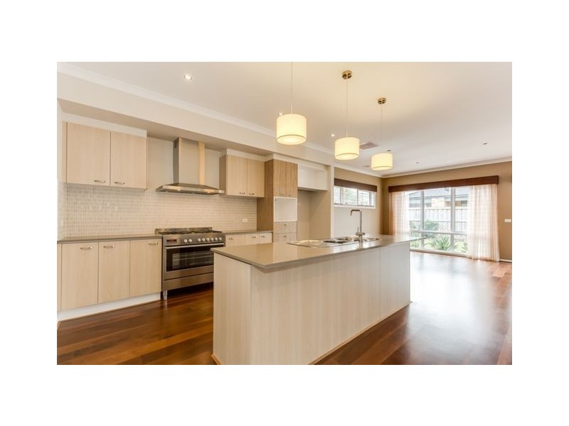 32 Mountainview Blvd, Cranbourne VIC 3977