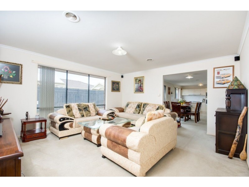 2 Kells Close, Cranbourne East VIC 3977