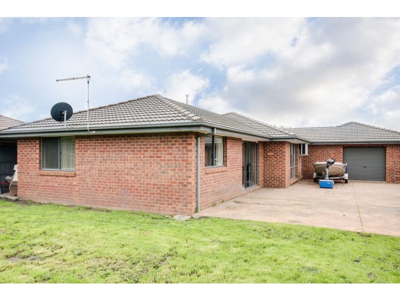 2 Kells Close, Cranbourne East VIC 3977