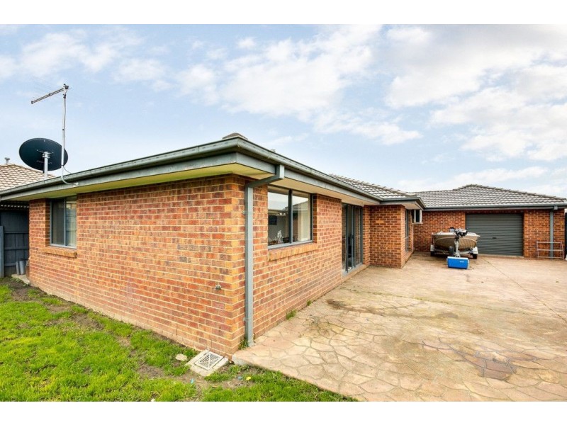 2 Kells Close, Cranbourne East VIC 3977