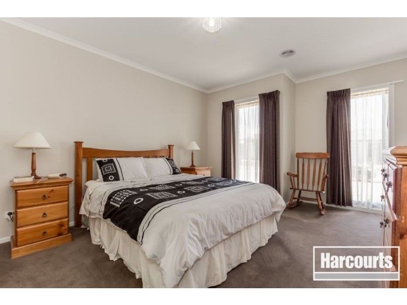 8 Tawleed Grove, Clyde North VIC 3978
