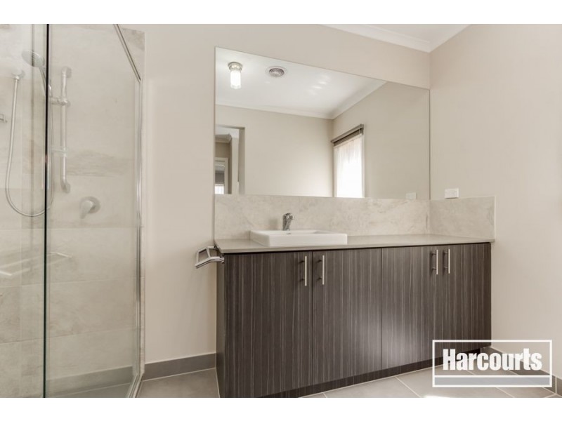 8 Tawleed Grove, Clyde North VIC 3978