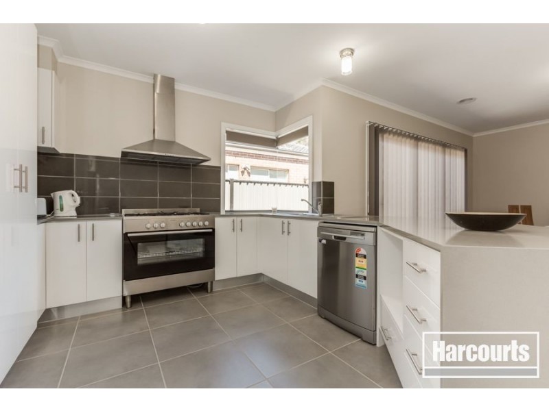 8 Tawleed Grove, Clyde North VIC 3978