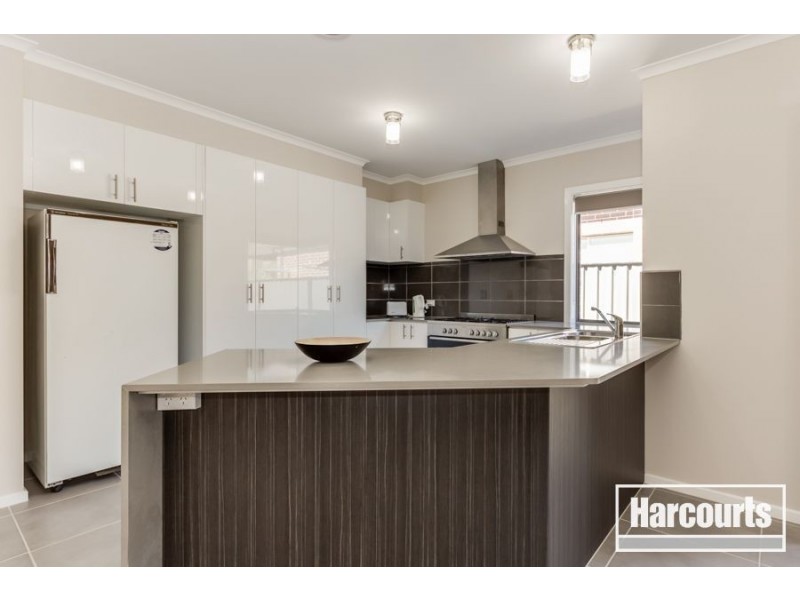 8 Tawleed Grove, Clyde North VIC 3978