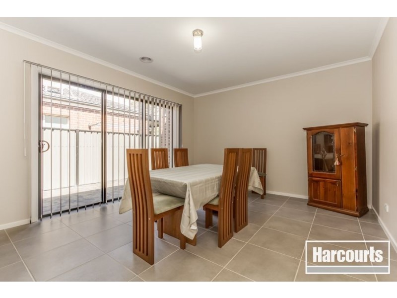 8 Tawleed Grove, Clyde North VIC 3978