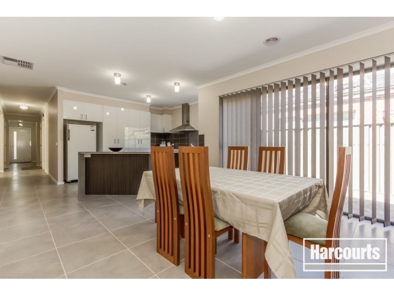 8 Tawleed Grove, Clyde North VIC 3978