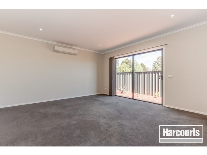 8 Tawleed Grove, Clyde North VIC 3978