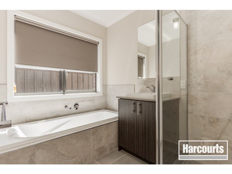 8 Tawleed Grove, Clyde North VIC 3978