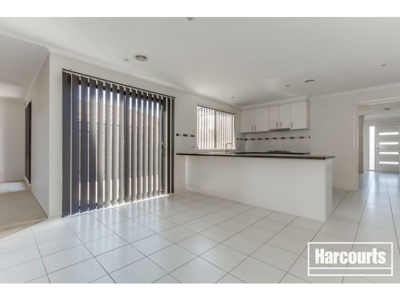 28 Dunferline Crescent, Cranbourne VIC 3977