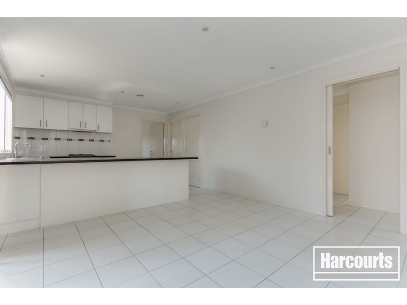 28 Dunferline Crescent, Cranbourne VIC 3977