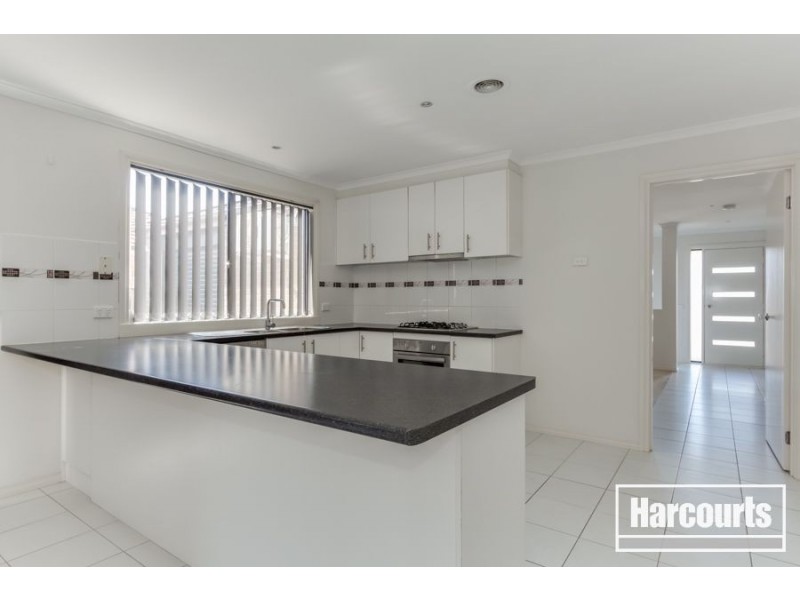 28 Dunferline Crescent, Cranbourne VIC 3977