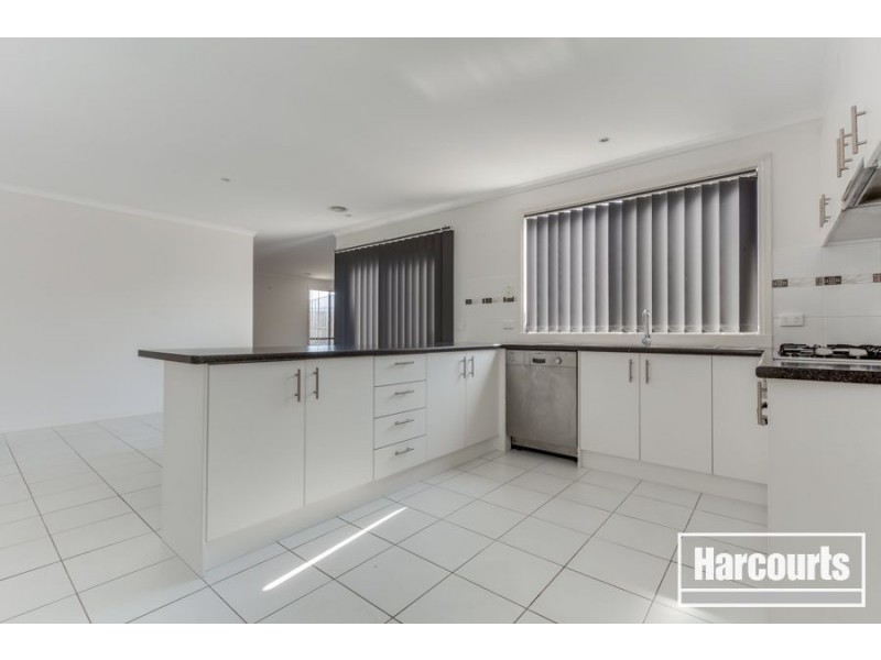 28 Dunferline Crescent, Cranbourne VIC 3977