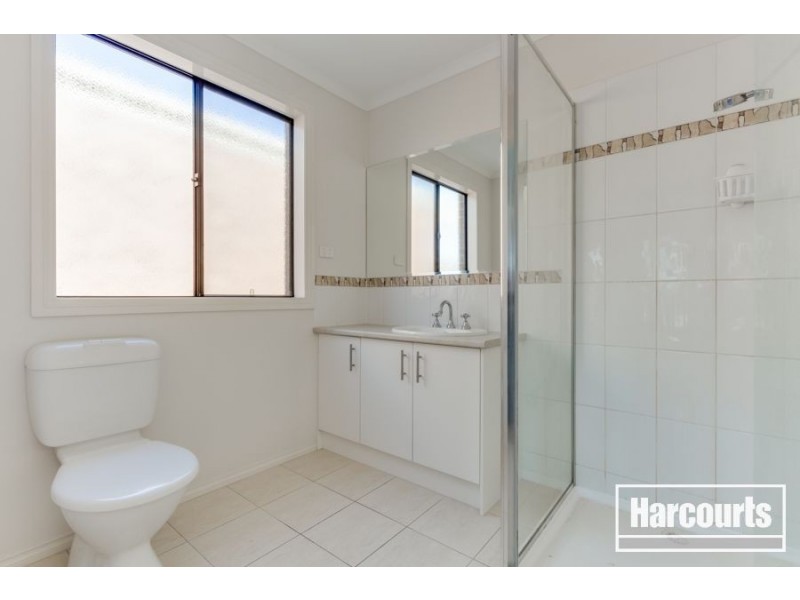 28 Dunferline Crescent, Cranbourne VIC 3977