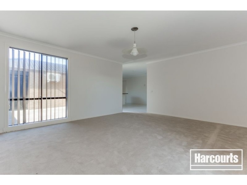 28 Dunferline Crescent, Cranbourne VIC 3977