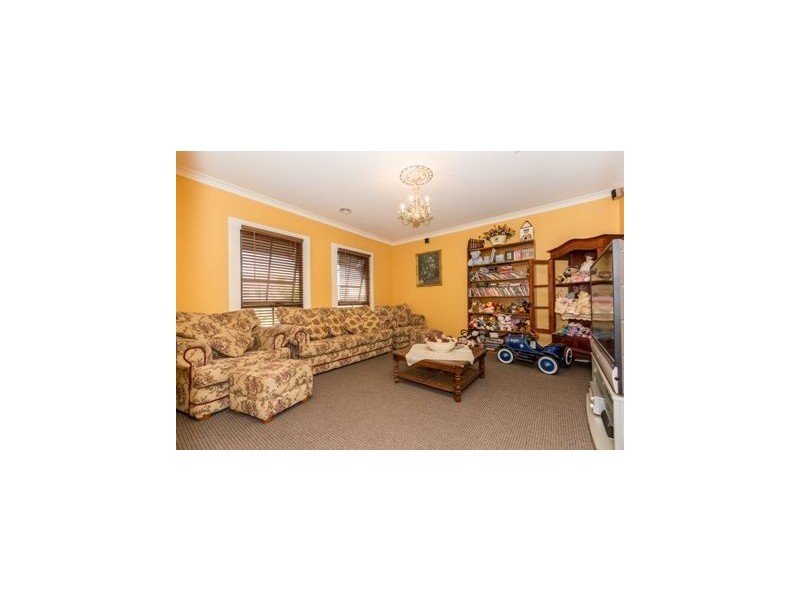 33 Dunferline Crescent, Cranbourne VIC 3977