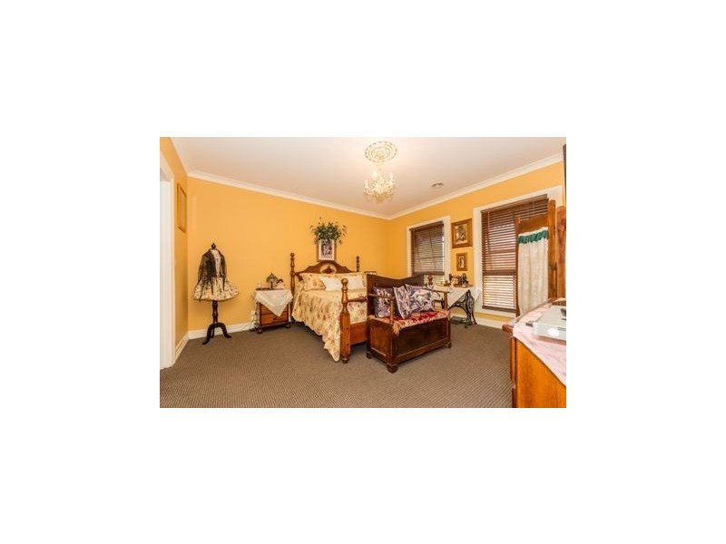 33 Dunferline Crescent, Cranbourne VIC 3977