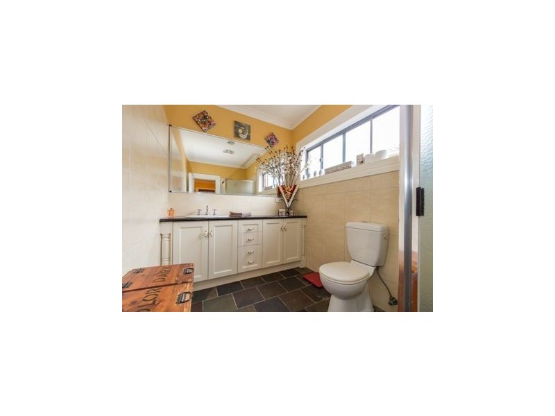 33 Dunferline Crescent, Cranbourne VIC 3977