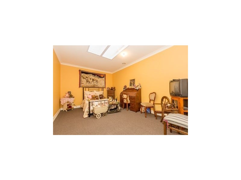 33 Dunferline Crescent, Cranbourne VIC 3977