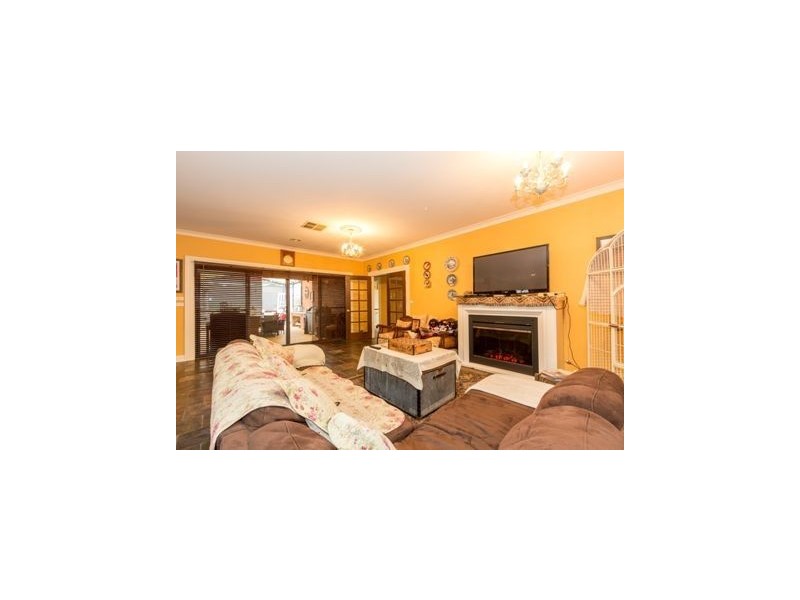 33 Dunferline Crescent, Cranbourne VIC 3977