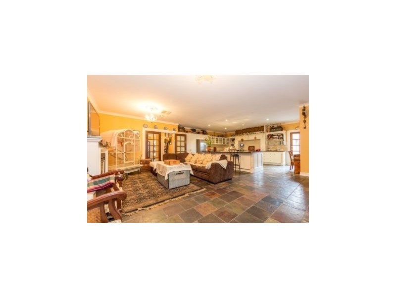 33 Dunferline Crescent, Cranbourne VIC 3977