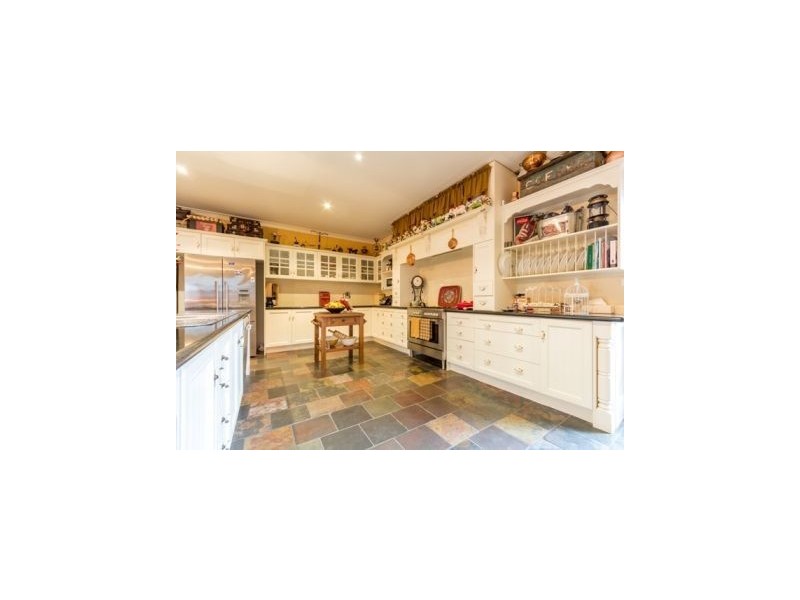 33 Dunferline Crescent, Cranbourne VIC 3977