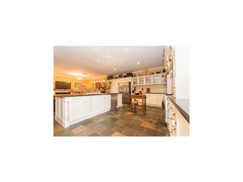 33 Dunferline Crescent, Cranbourne VIC 3977