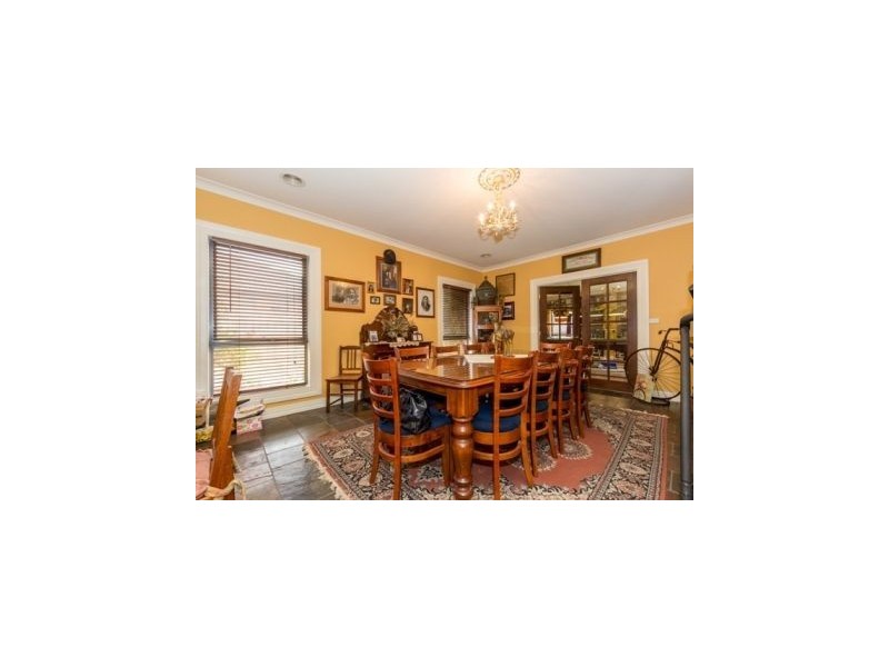 33 Dunferline Crescent, Cranbourne VIC 3977