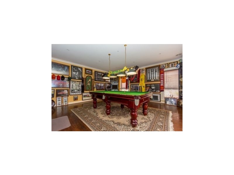 33 Dunferline Crescent, Cranbourne VIC 3977