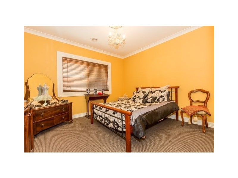 33 Dunferline Crescent, Cranbourne VIC 3977