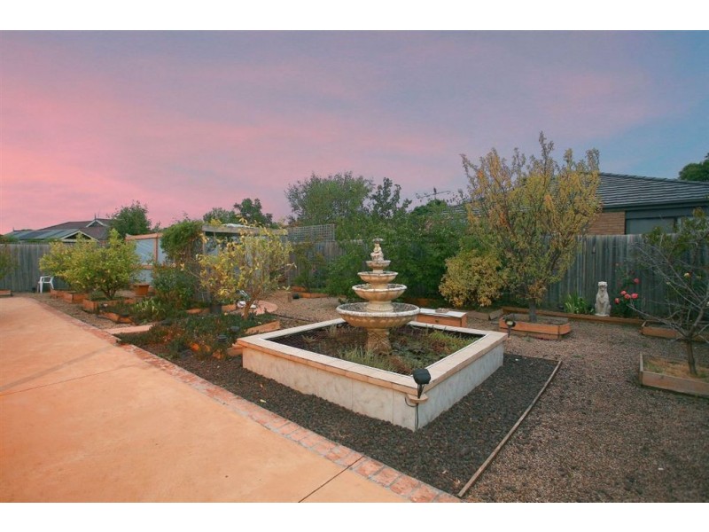 17 Brookland Greens Boulevard, Cranbourne VIC 3977