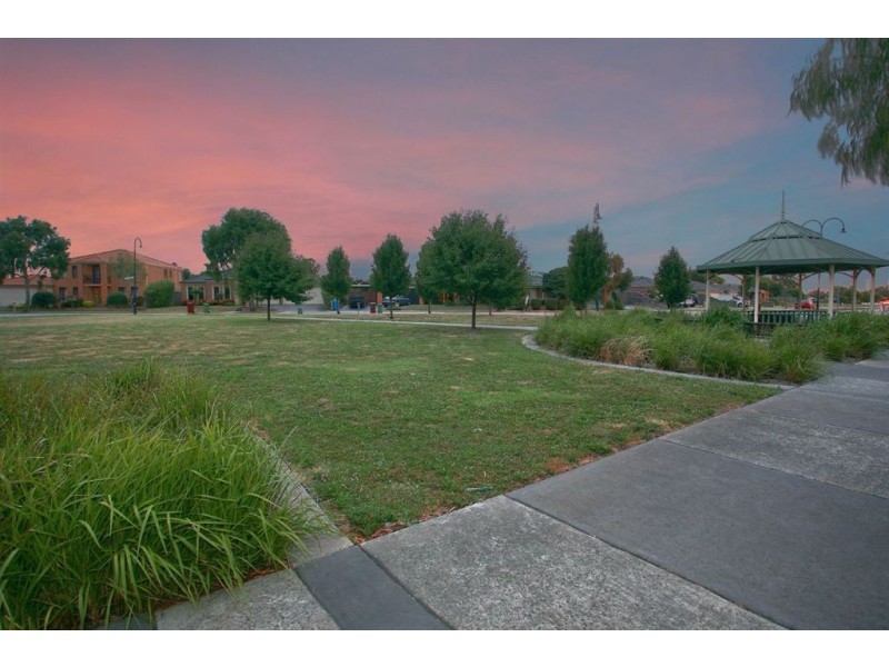 17 Brookland Greens Boulevard, Cranbourne VIC 3977