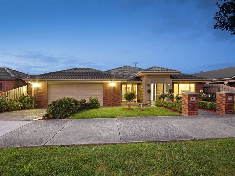 8 Brookland Greens Boulevard, Cranbourne VIC 3977